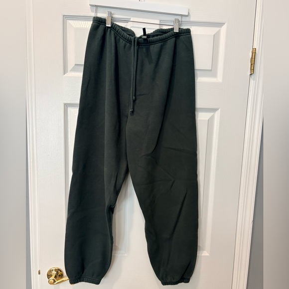 SKIMS Pants - SKIMS Forest Green Sweatpants – Size Medium – Excellent Condition